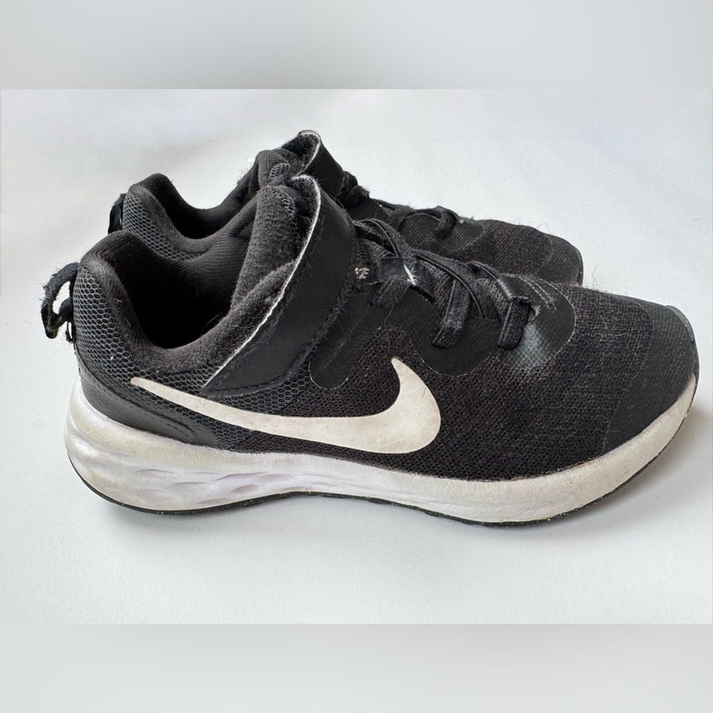 Nike Kids Black & White Sneakers - Picture 5 of 13